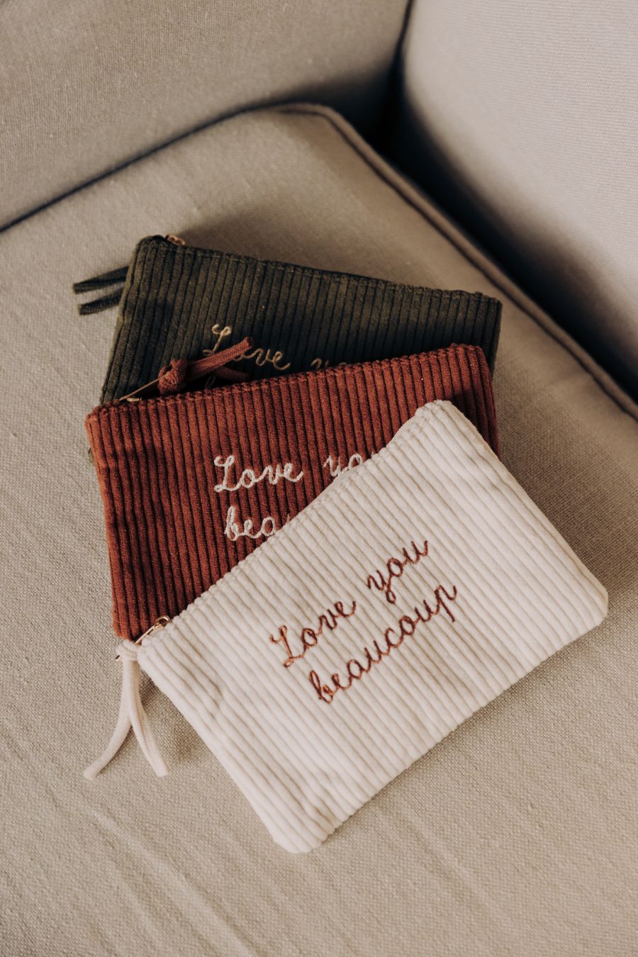 Pochette Love you beaucoup en velours côtelé verte kaki, marron et écrue Sahoma