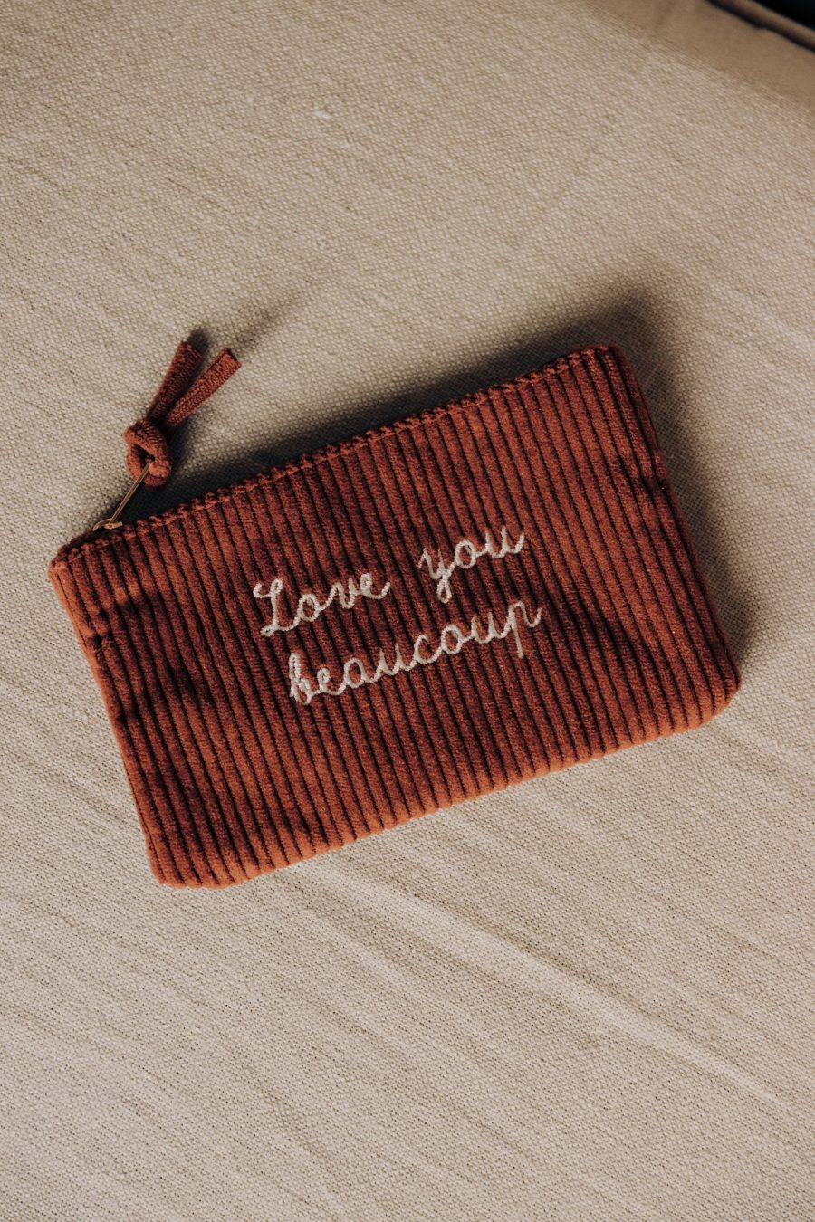 Pochette Love you beaucoup en velours côtelé verte marron Sahoma