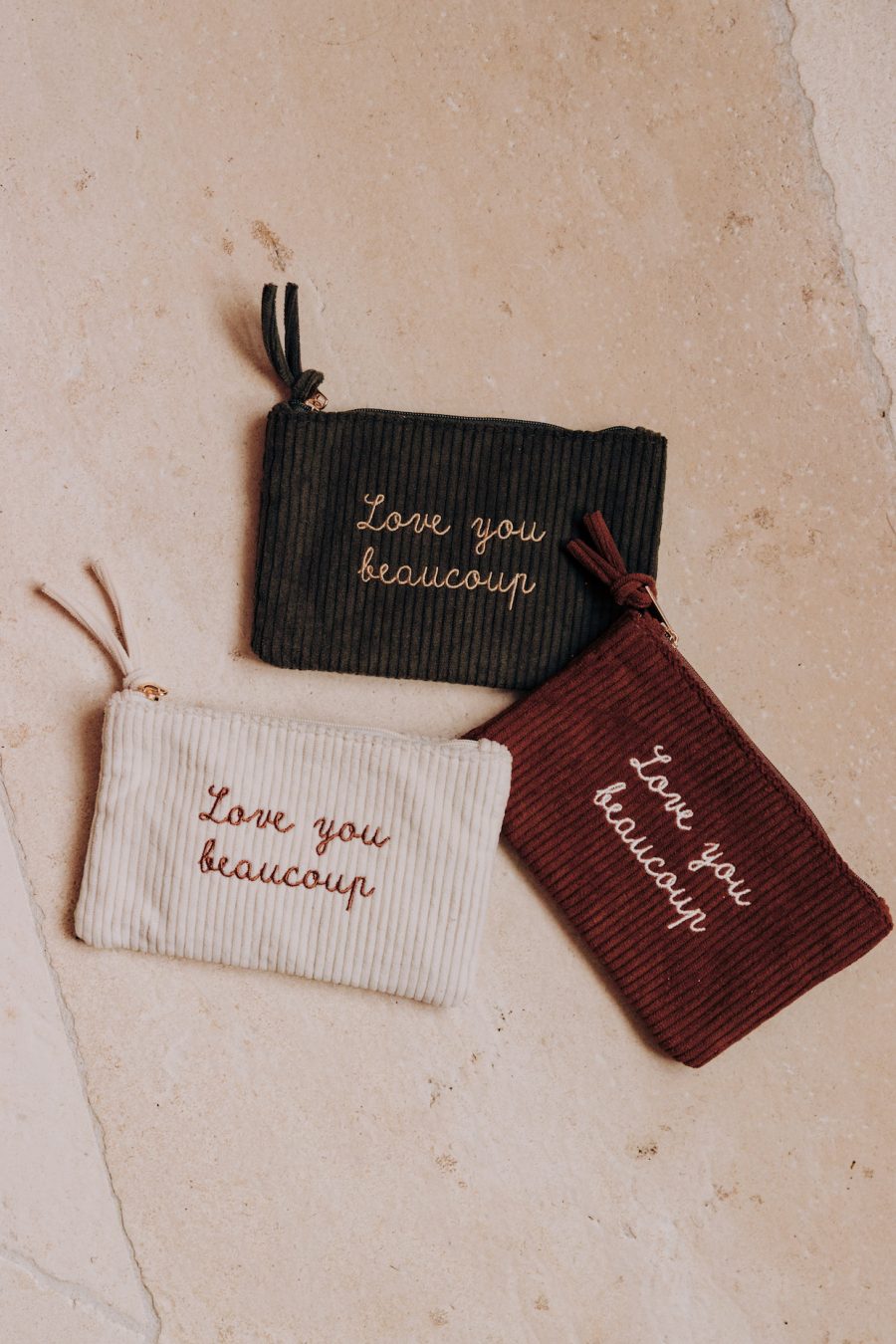 Pochette Love you beaucoup en velours côtelé verte kaki, marron et écrue Sahoma