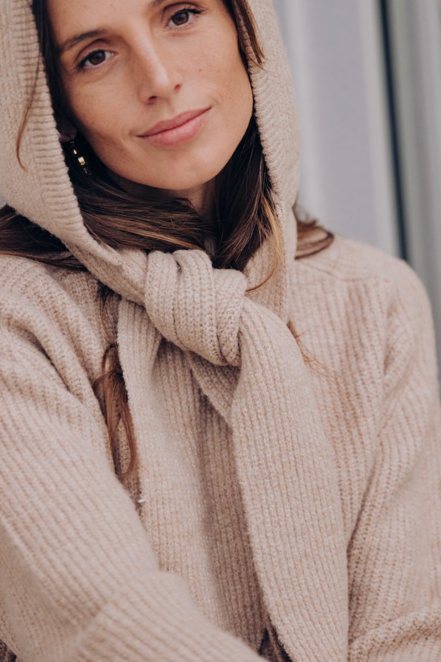 Capuche écharpe Eira en maille côtelée beige Sahoma assorti au pull Swan