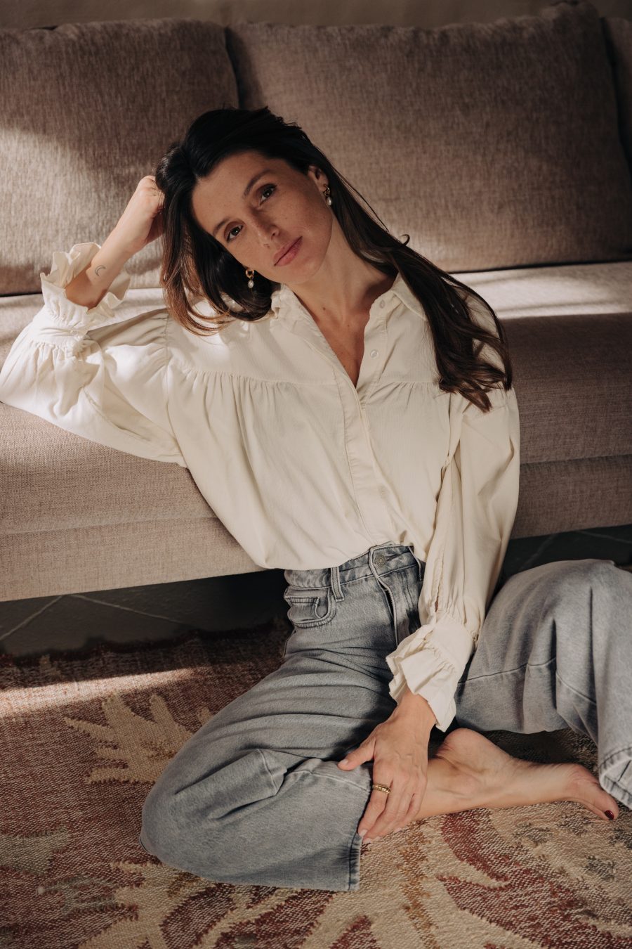 Chemise Bérénice écrue Sahoma en velours côtelé fin, manches longues finition volant