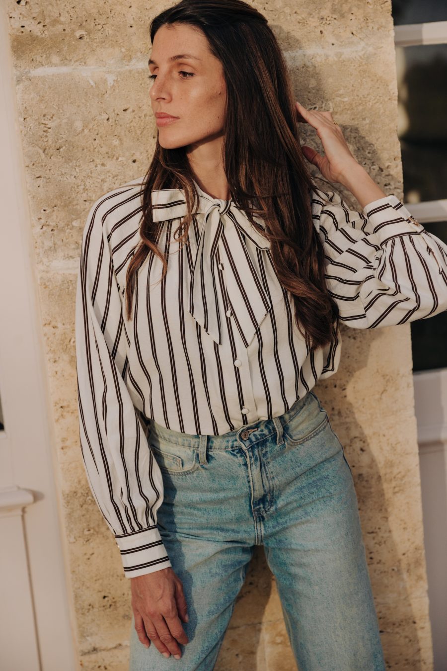 Chemise Paoline Sahoma rayée marron et blanc, col lavallière et boutons de manchettes dorés effet martelé