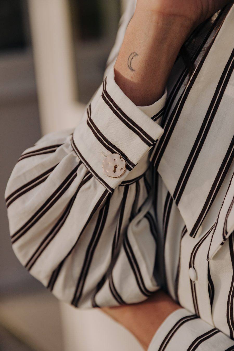 Chemise Paoline Sahoma rayée marron et blanc, col lavallière et boutons de manchettes dorés effet martelé