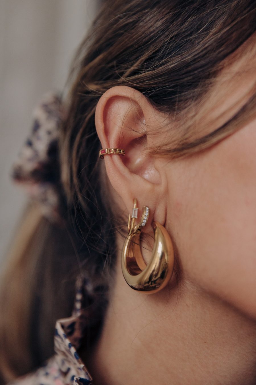 Earcuff Audraline doré Sahoma, forme pierre rectangulaire et translucide rose