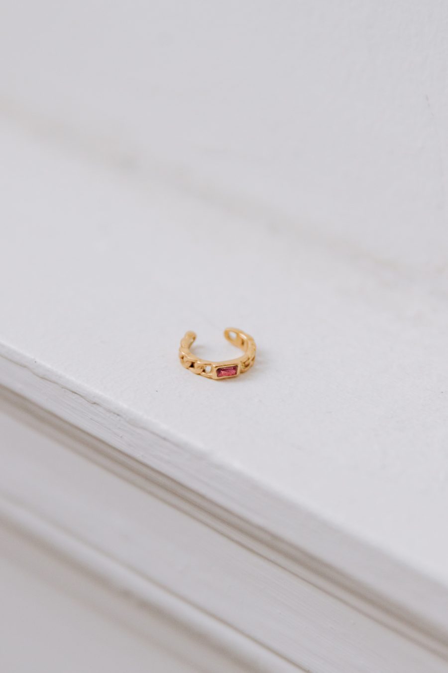 Earcuff Audraline doré Sahoma, forme pierre rectangulaire et translucide rose