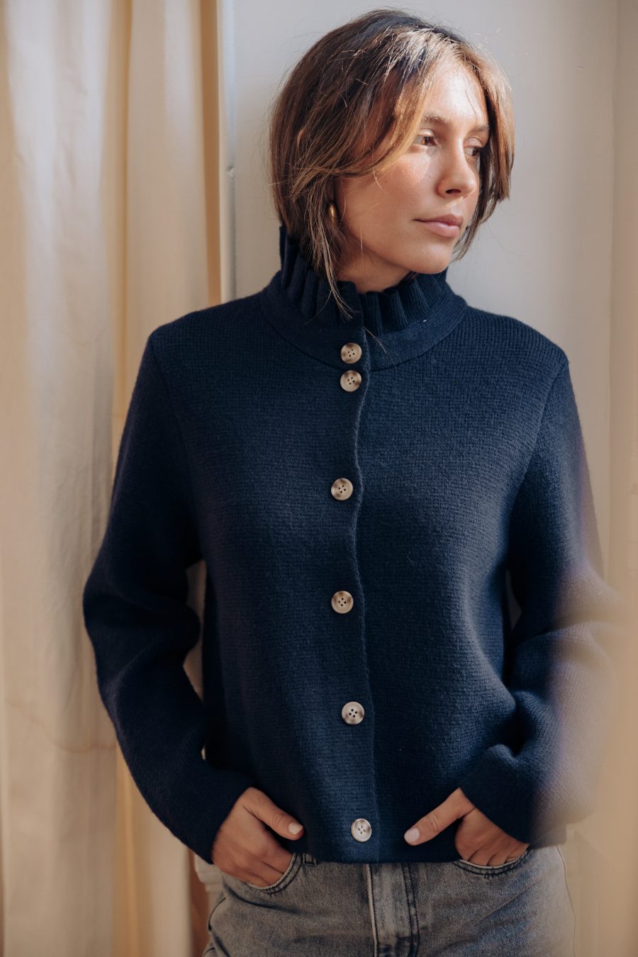Gilet Flavie Sahoma bleu marine uni à col montant à volants, manches longues, portée avec un jean bleu foncé