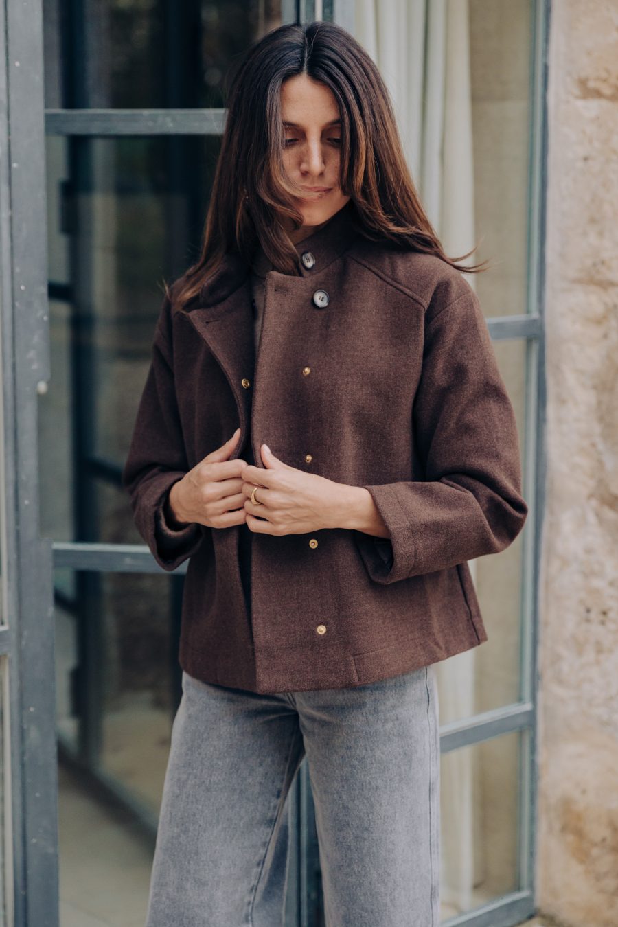 Manteau court Auguste Sahoma de couleur marron et col boutonné