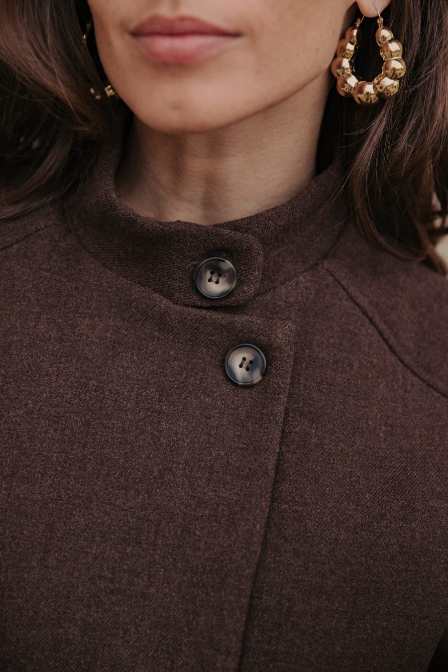 Manteau court Auguste Sahoma de couleur marron et col boutonné