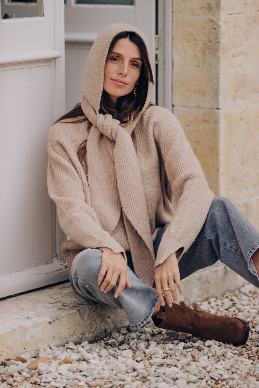 Pull Swan beige Sahoma en maille côtelée assorti à la capuche écharpe Eira