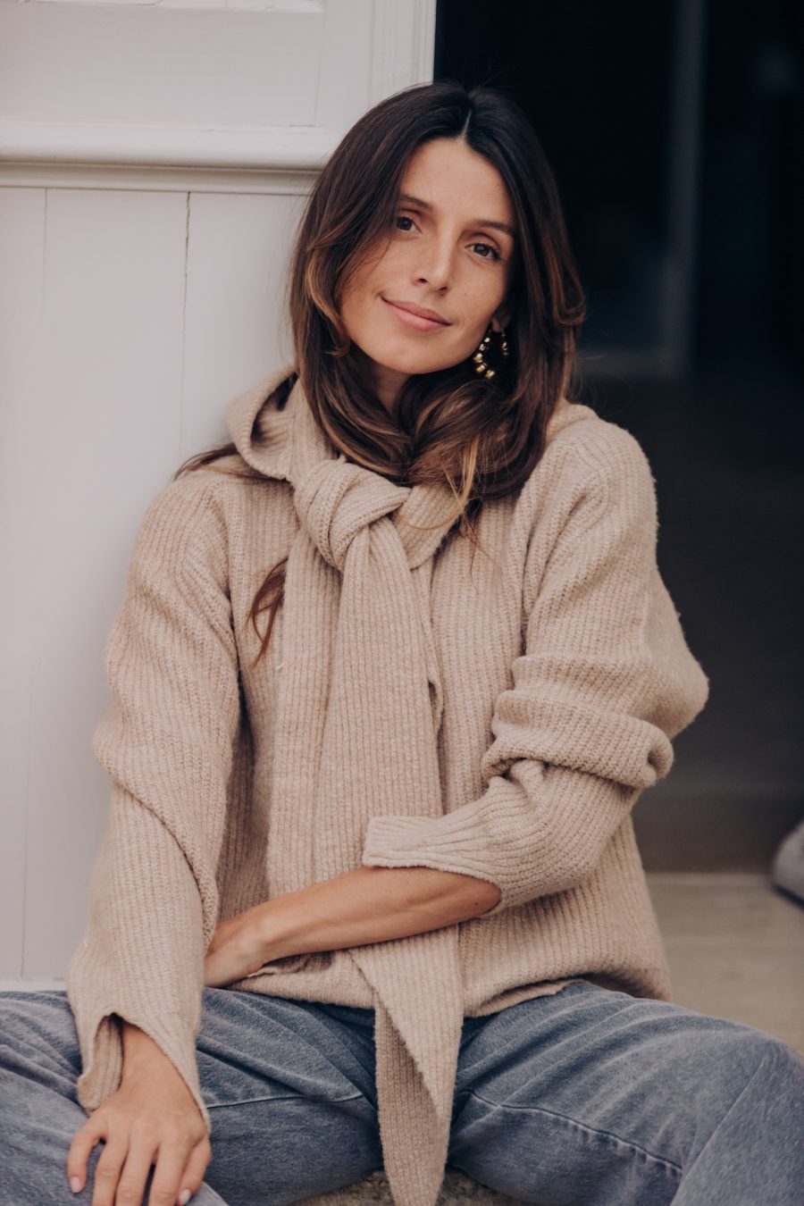 Pull Swan beige Sahoma en maille côtelée assorti à la capuche écharpe Eira