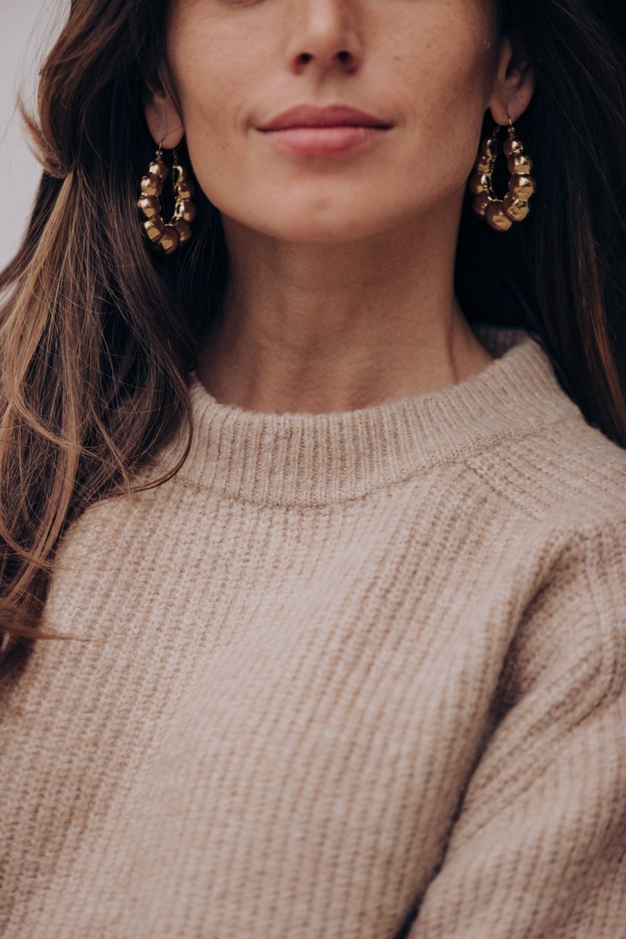 Pull Swan beige Sahoma en maille côtelée assorti à la capuche écharpe Eira