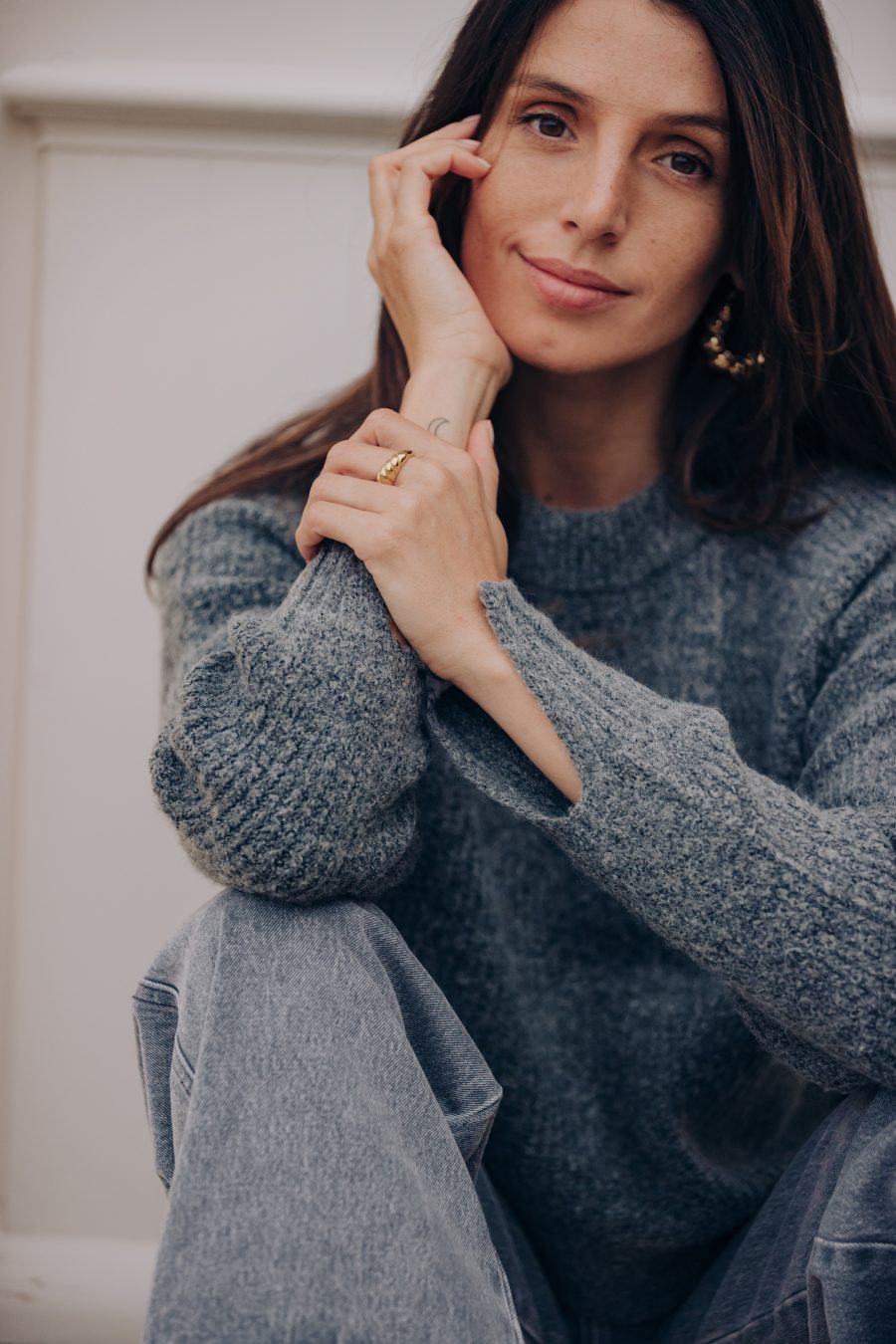 Pull Swan ris Sahoma col rond en laine et capuche écharpe Eira assortie