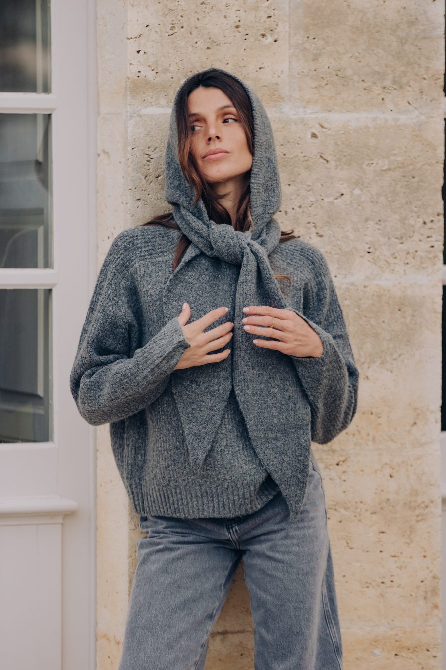 Pull Swan ris Sahoma col rond en laine et capuche écharpe Eira assortie