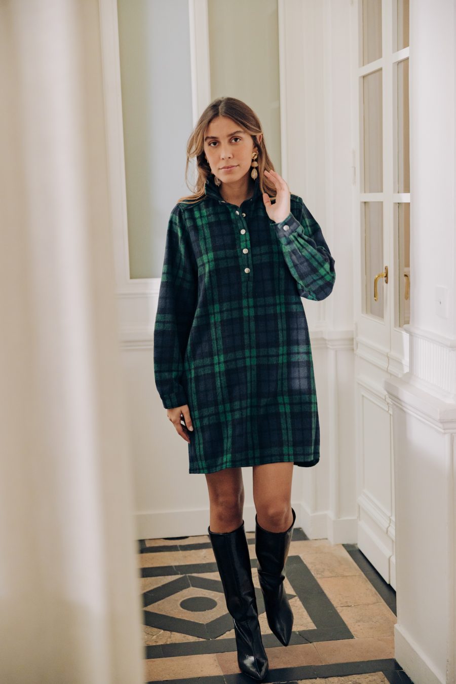 Robe Asia Sahoma, col montant à volants, coupe fluide en tissu chaud et motif tartan bleu et vert