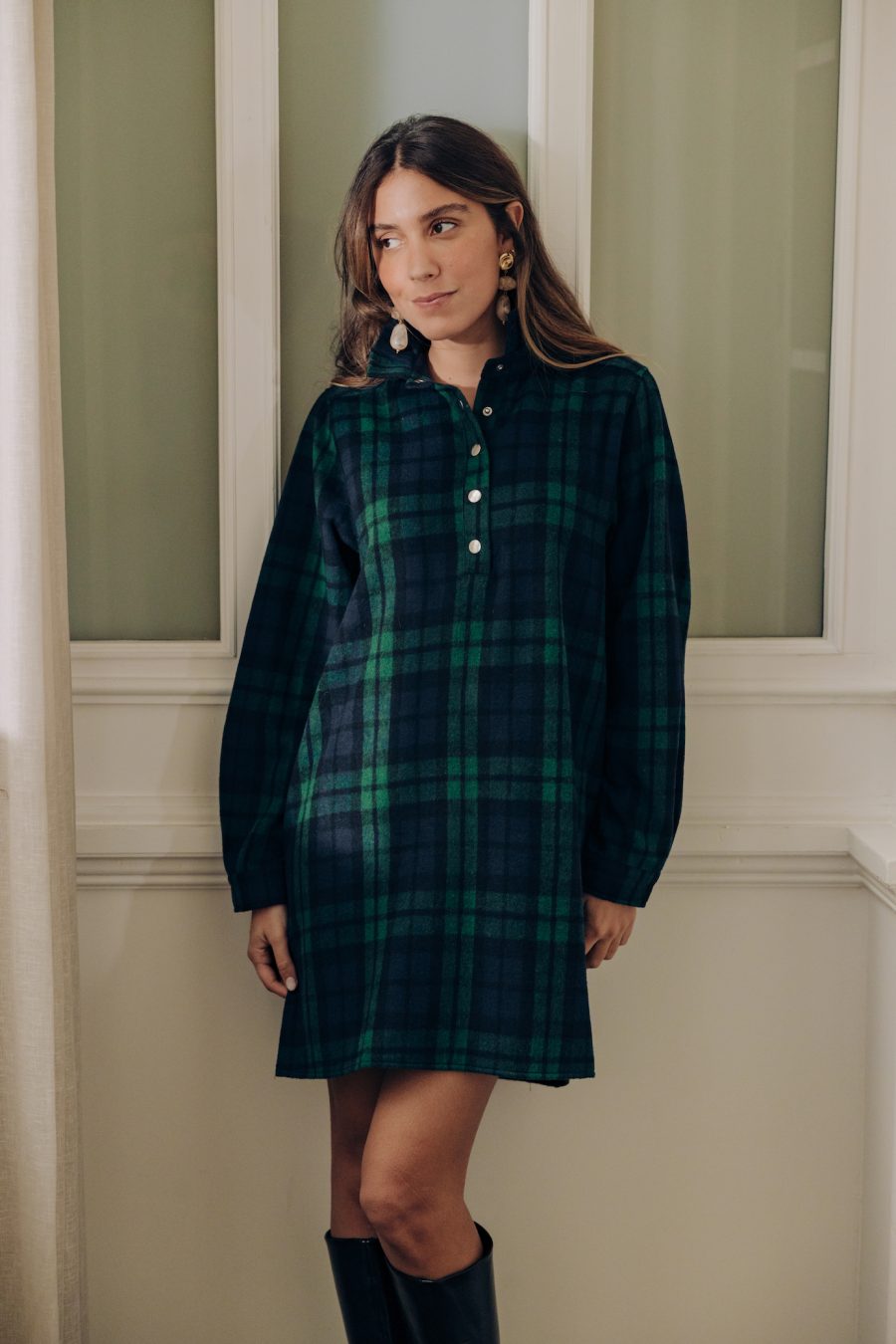 Robe Asia Sahoma, col montant à volants, coupe fluide en tissu chaud et motif tartan bleu et vert