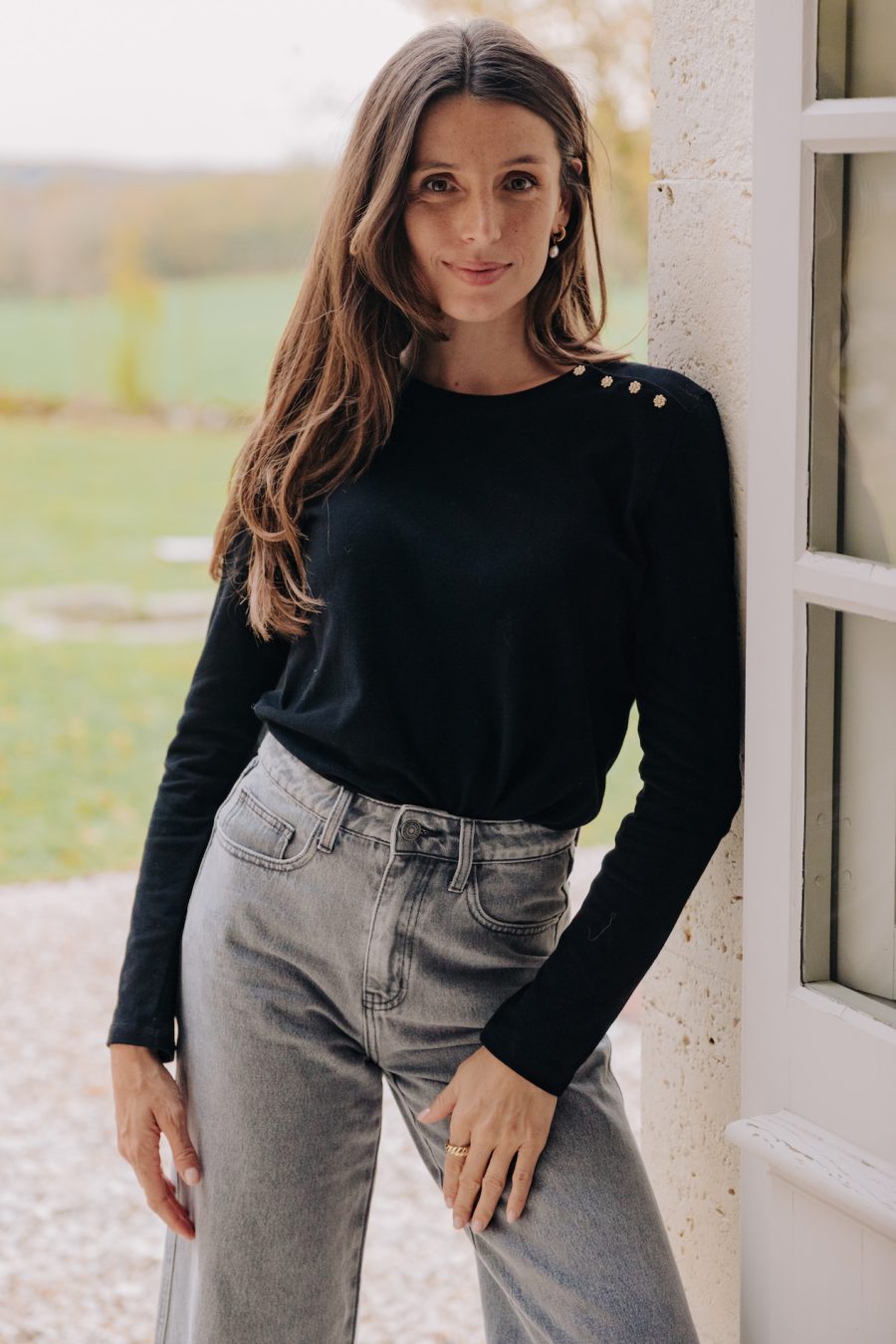 T-shirt Jason manches longues noir Sahoma avec boutons dorés à strass sur l'épaule