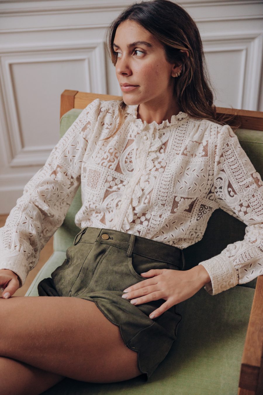 Blouse Alana Sahoma semi transparente en dentelle écrue boutonnée et manches longues