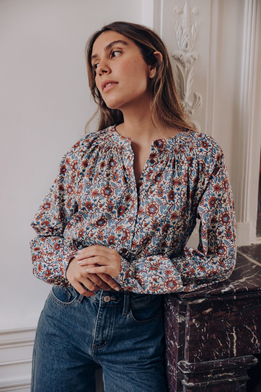 Blouse Bleona Sahoma imprimé fleuri, tons bleus beiges et marrons, boutonnée tout le long, col rond, manches longues