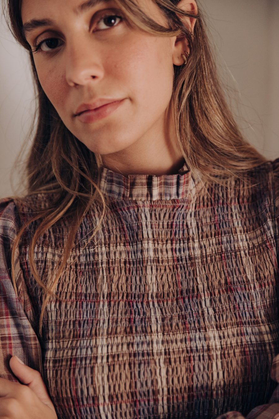 Blouse Briona Sahoma marron à smocks, motif carreaux,