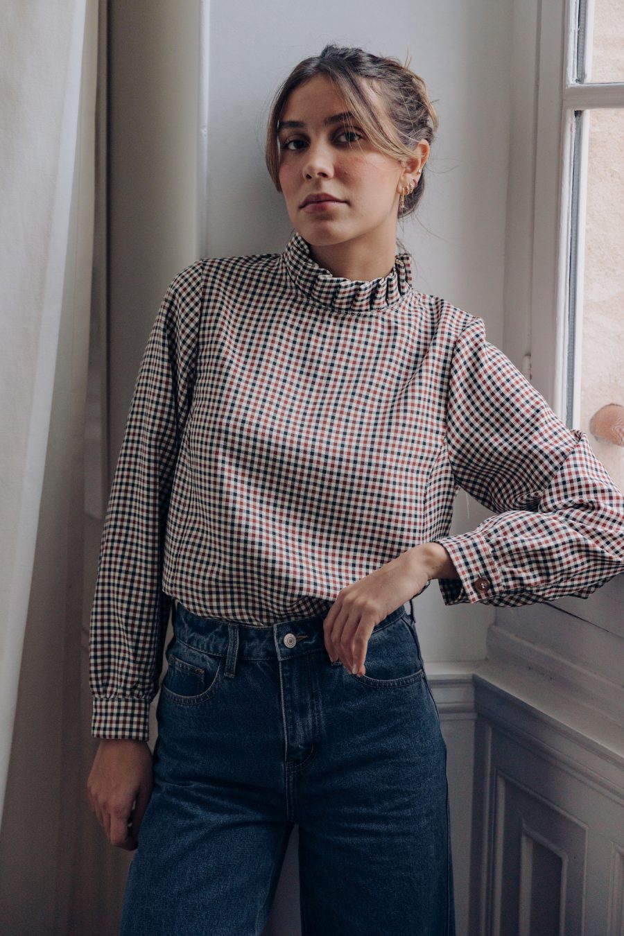 Blouse Laetitia à carreaux marron Sahoma à col montant à volants