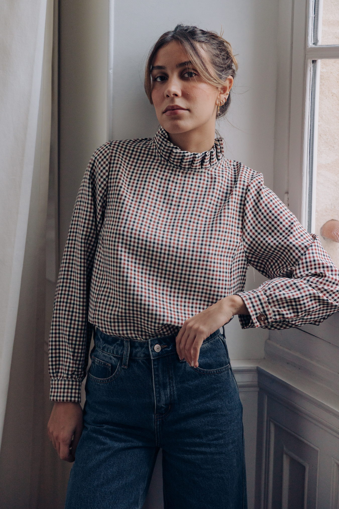 Blouse Laetitia à carreaux marron Sahoma à col montant à volants
