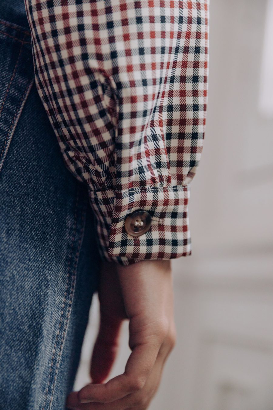 Blouse Laetitia à carreaux marron Sahoma à col montant à volants