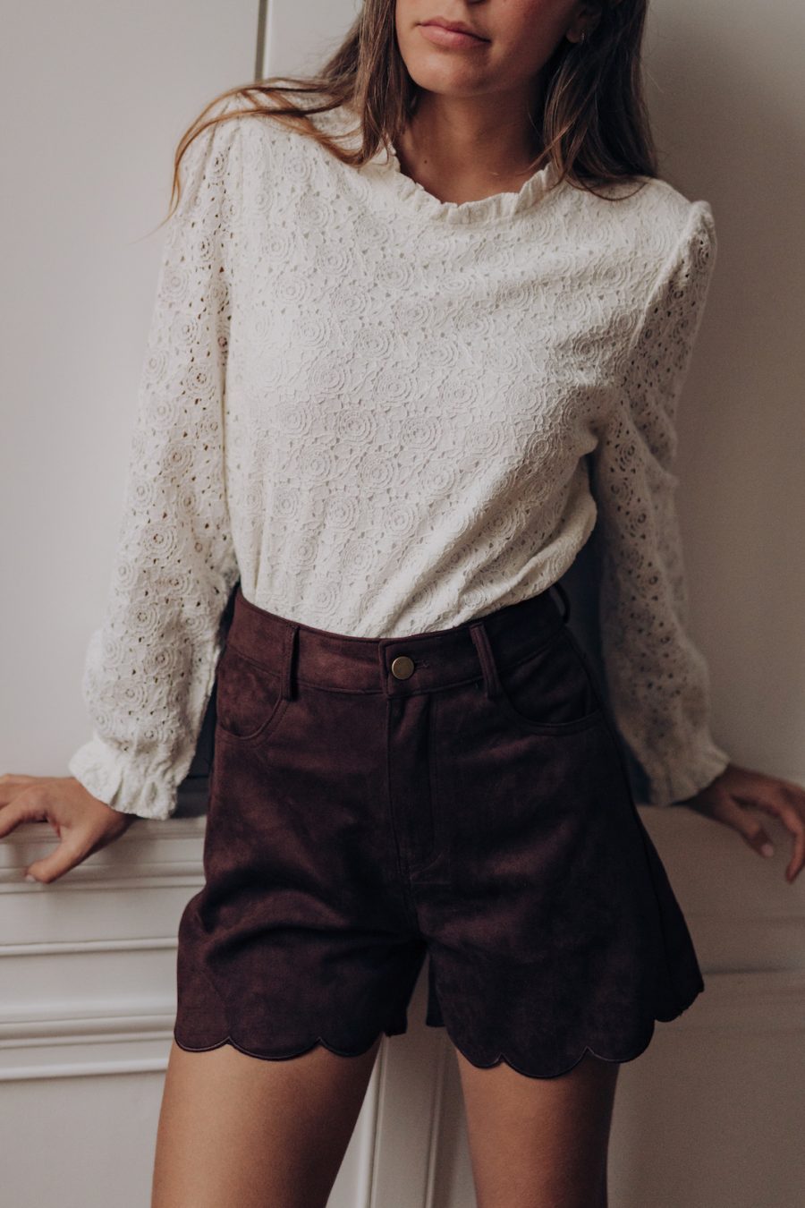 Blouse Maeliss blanche Sahoma en coton brodé portée aves le short Sevan marron