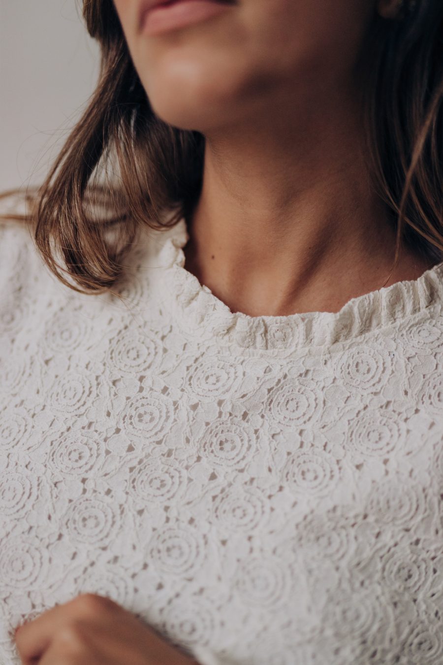 Blouse Maeliss blanche Sahoma en coton brodé portée aves le short Sevan marron