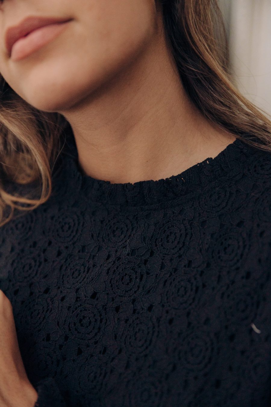 Détail de la blouse Maeliss Sahoma en dentelle à manches longues noire