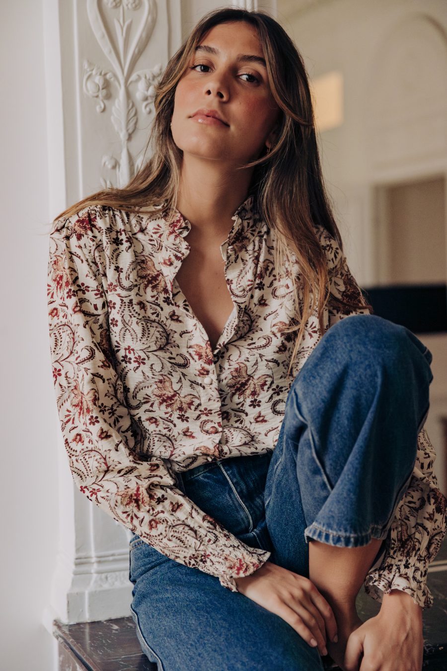 Chemise Ombelle Sahoma écrue à imprimé fleuri maxi portée avec le jean bleu foncé Omar