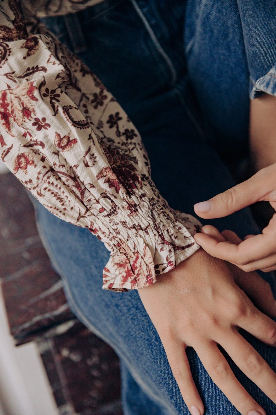 Détail poignet élastique de la chemise Ombelle Sahoma écrue à imprimé fleuri maxi