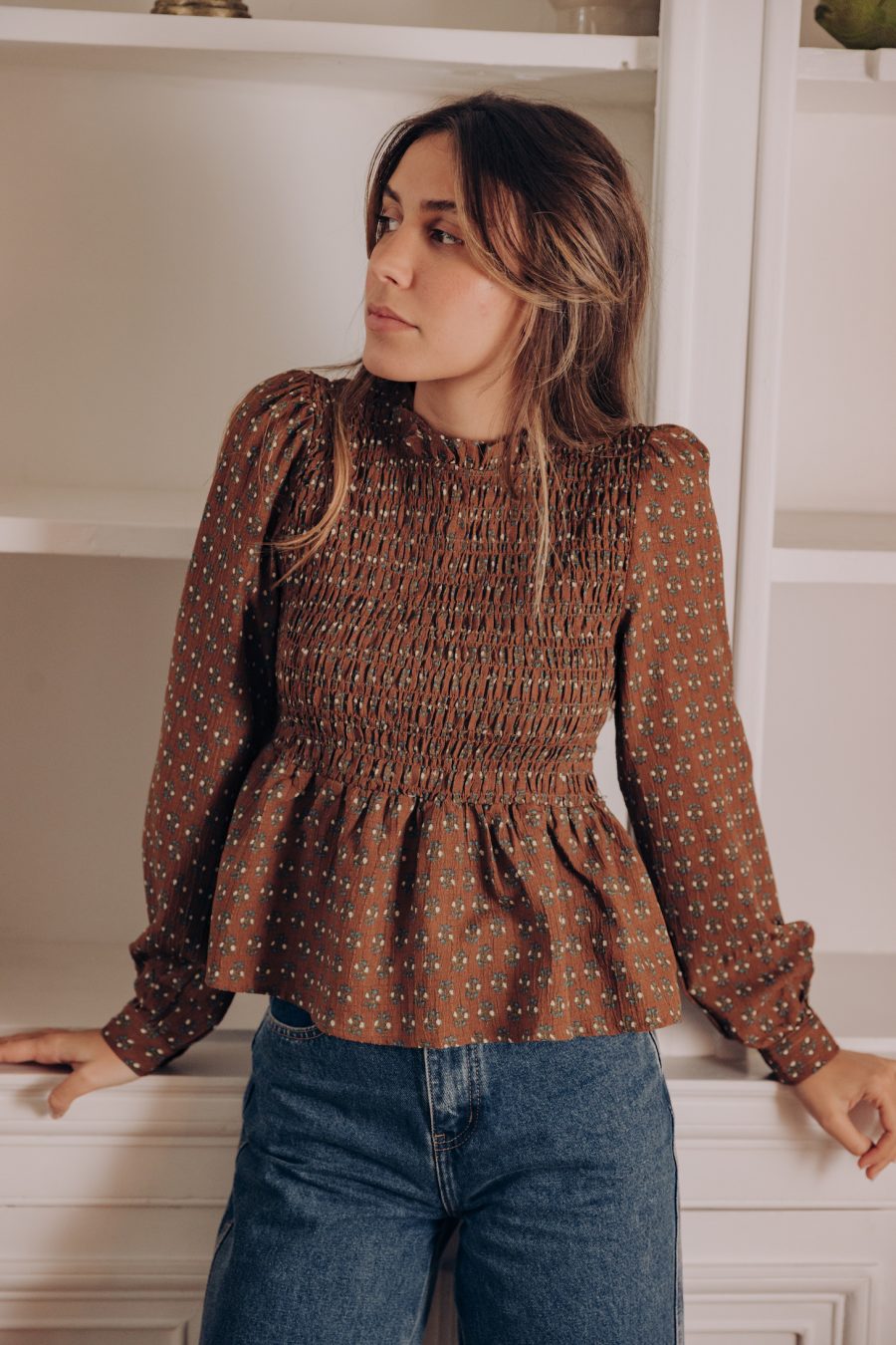 Blouse à smocks Sépale marron Sahoma finition bocage portée avec le jean Omar bleu foncé