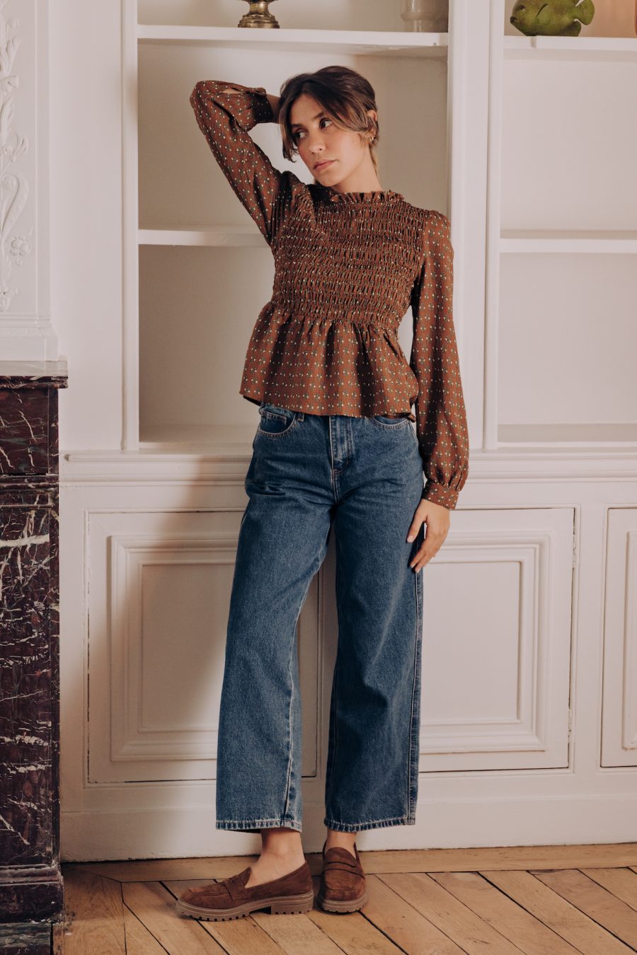 Blouse à smocks Sépale marron Sahoma finition bocage portée avec le jean Omar bleu foncé et les mocassins marrons Auguste