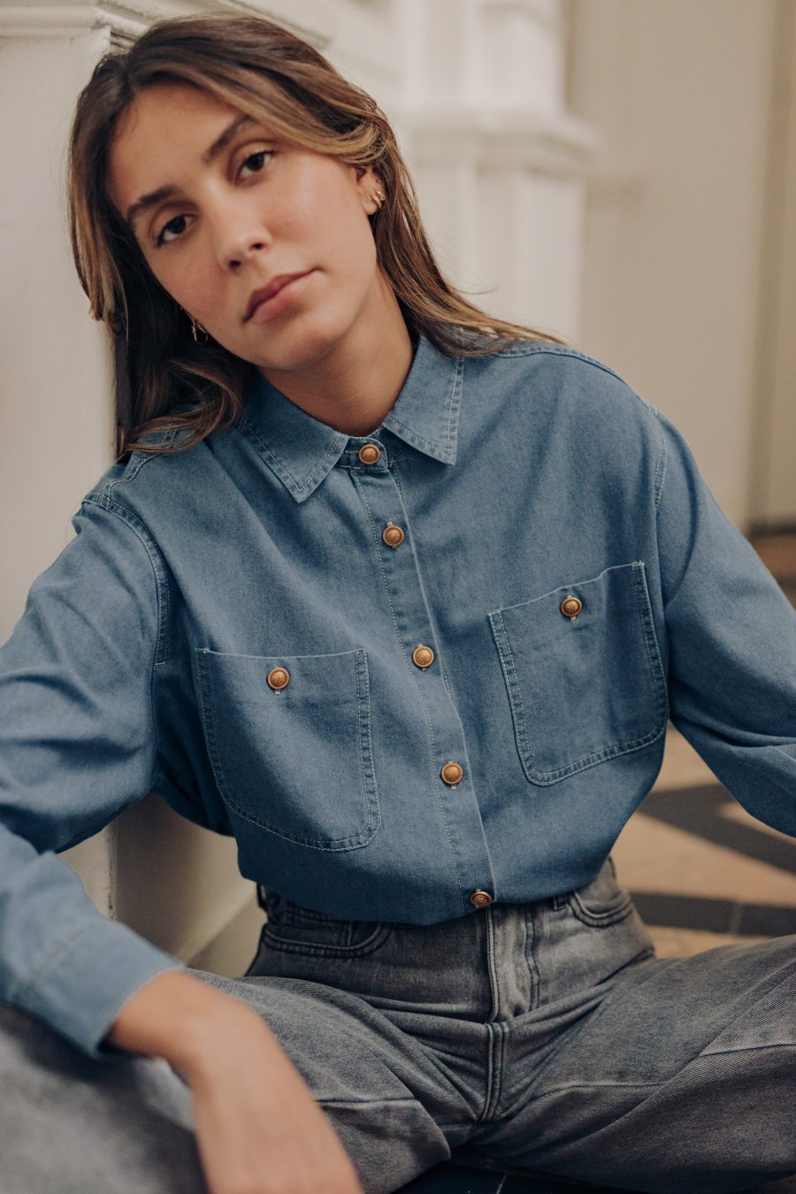 Chemise femme Indira en jean bleu clair, poches plaquées sur la poitrine et boutons dorés blason, Sahoma