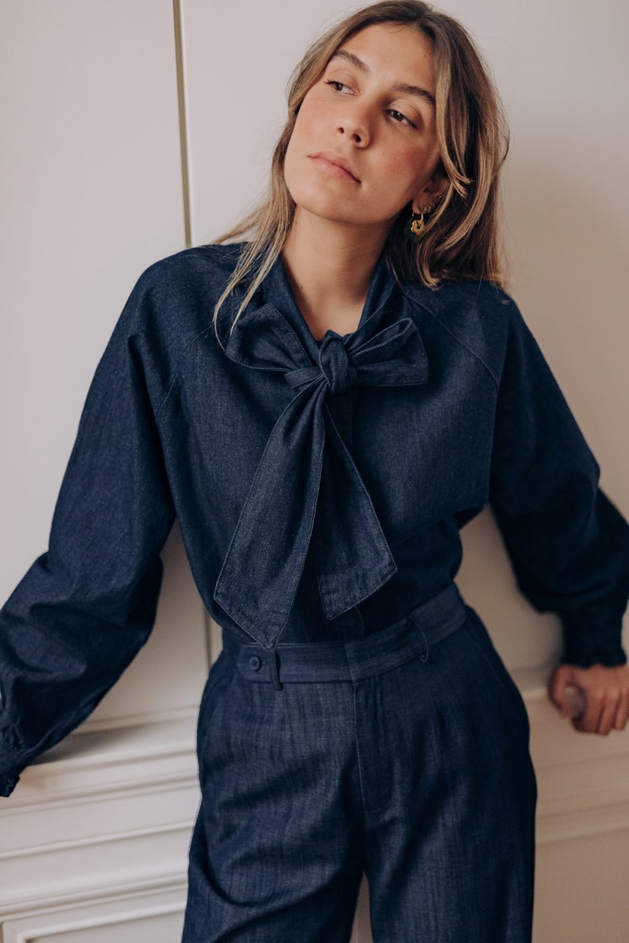 Chemise Ink Sahoma en jean 100% coton bleu denim avec col lavallière à nouer