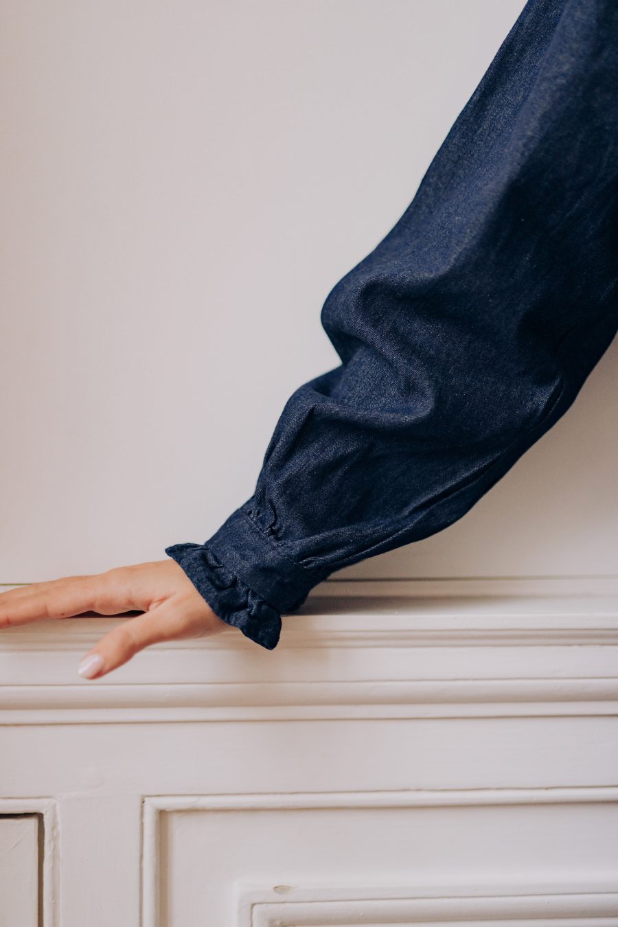 Détail manche de la chemise Ink Sahoma en jean 100% coton bleu denim avec col lavallière à nouer