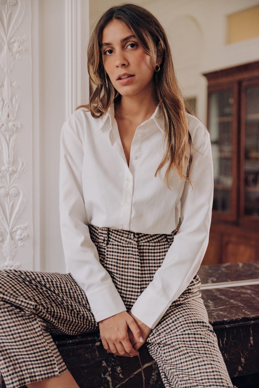 Chemise tomboy Saana blanche classique intemporelle portée avec le pantalon à carreaux Sully