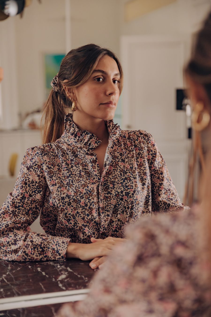 Chemise femme Sybille à imprimé fleuri, fond beige et col montant à volantsSahoma