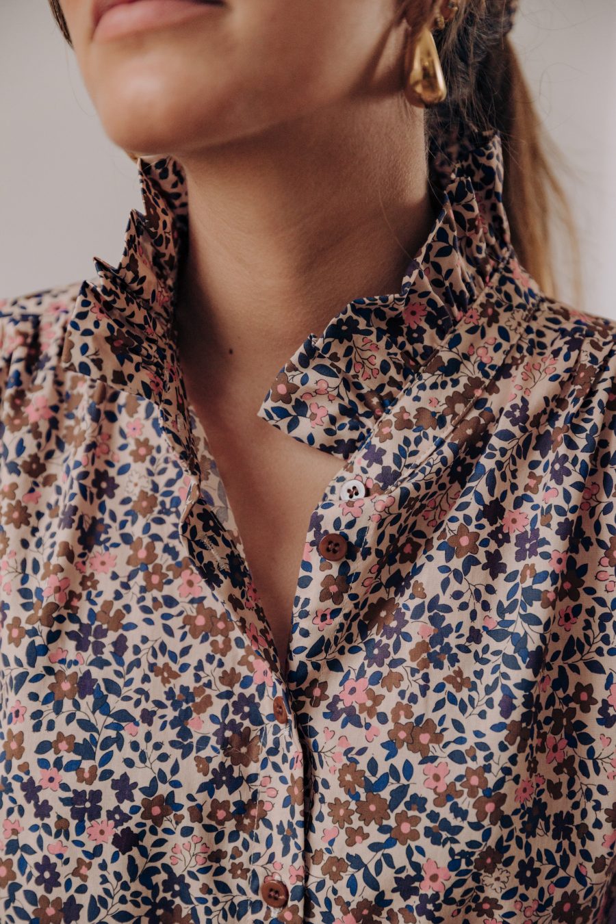 Chemise femme Sybille à imprimé fleuri, fond beige et col montant à volantsSahoma