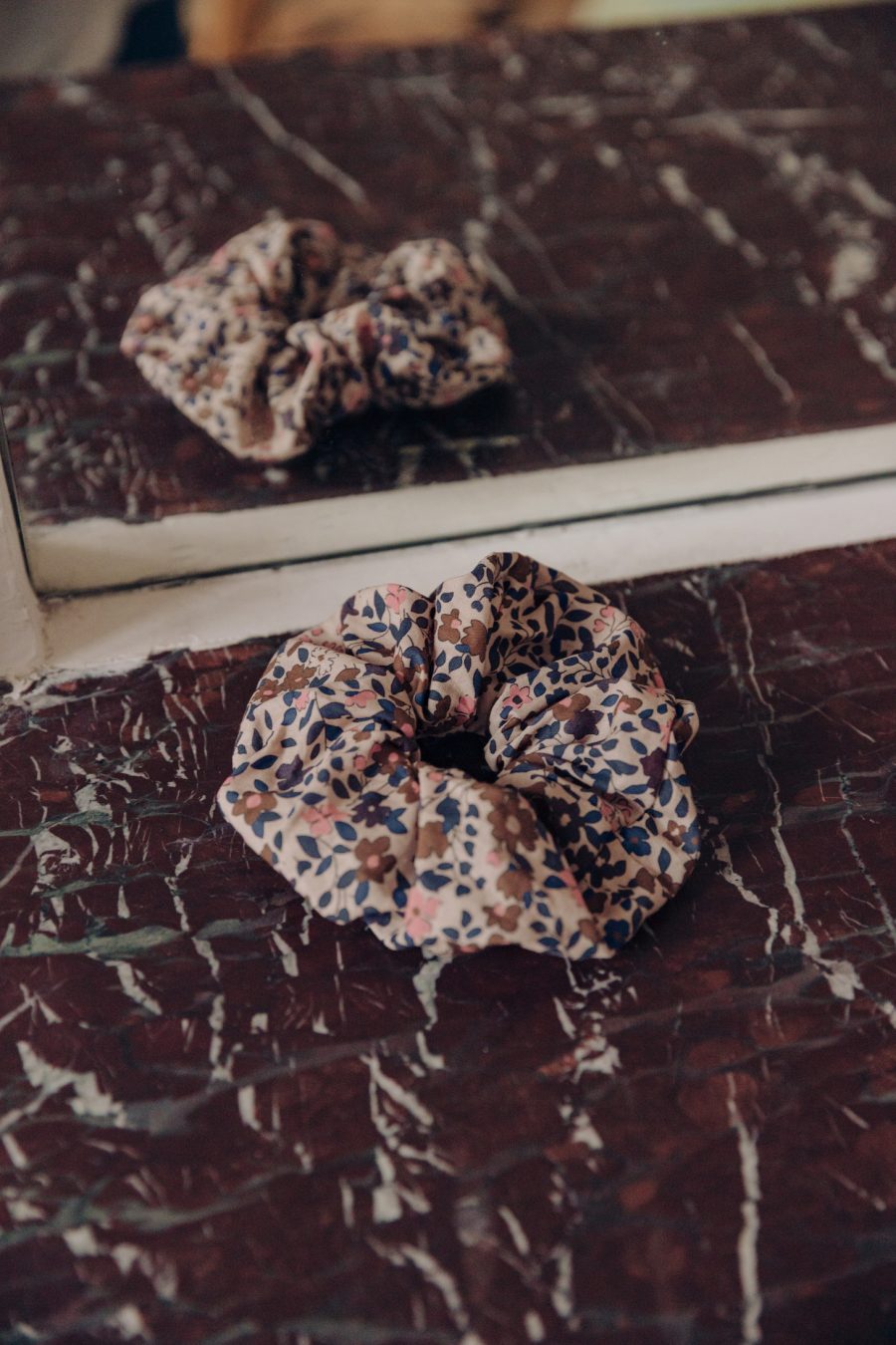 Chouchou Sybille sahoma pour cheveux imprimé fleuri en tissu