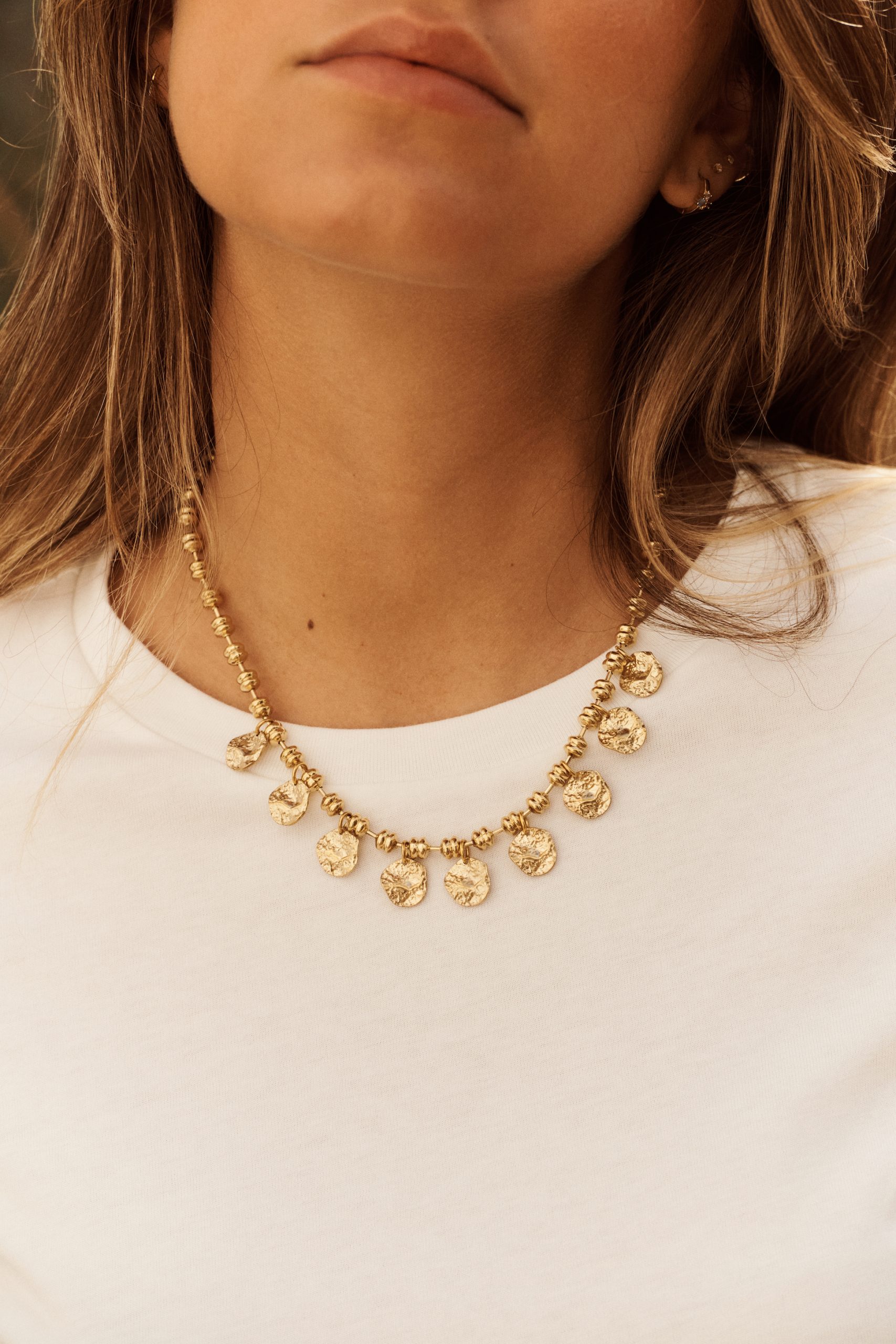 Collier Loreen Sahoma doré avec médaillons effet martelé