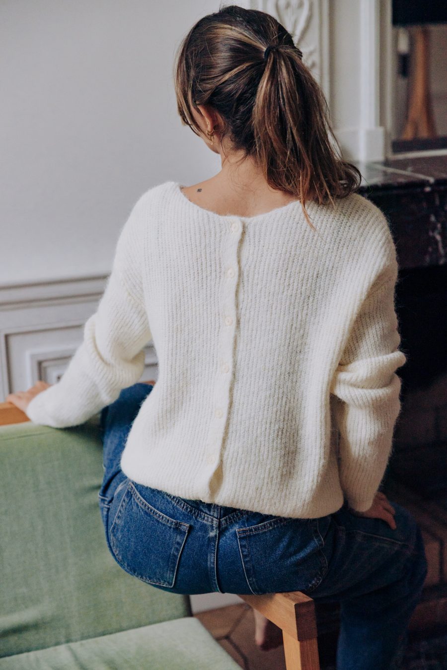 Gilet Lev écru Sahoma en maille douce, boutonné dans le dos