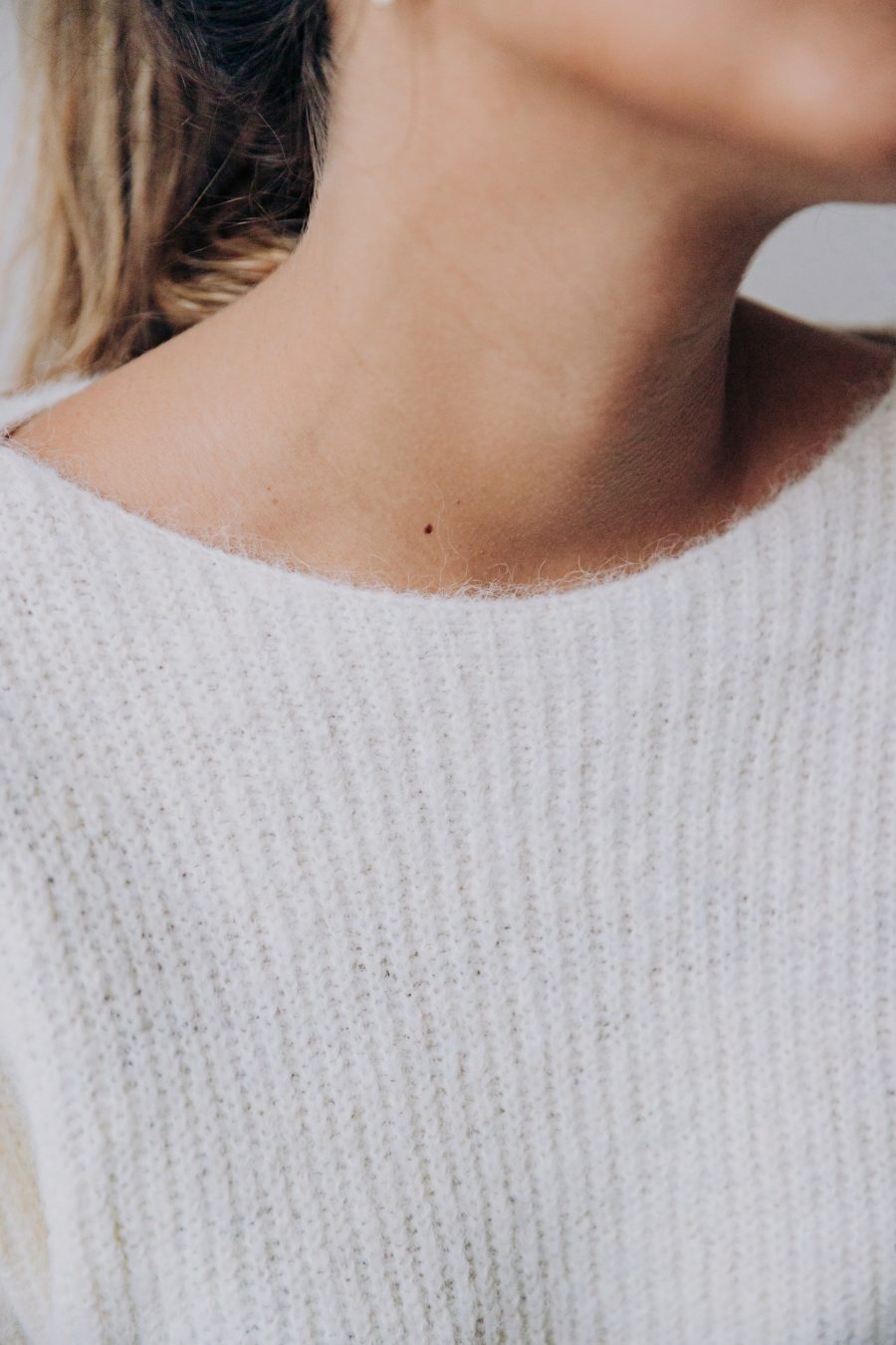 Gilet Lev écru Sahoma en maille douce, boutonné dans le dos