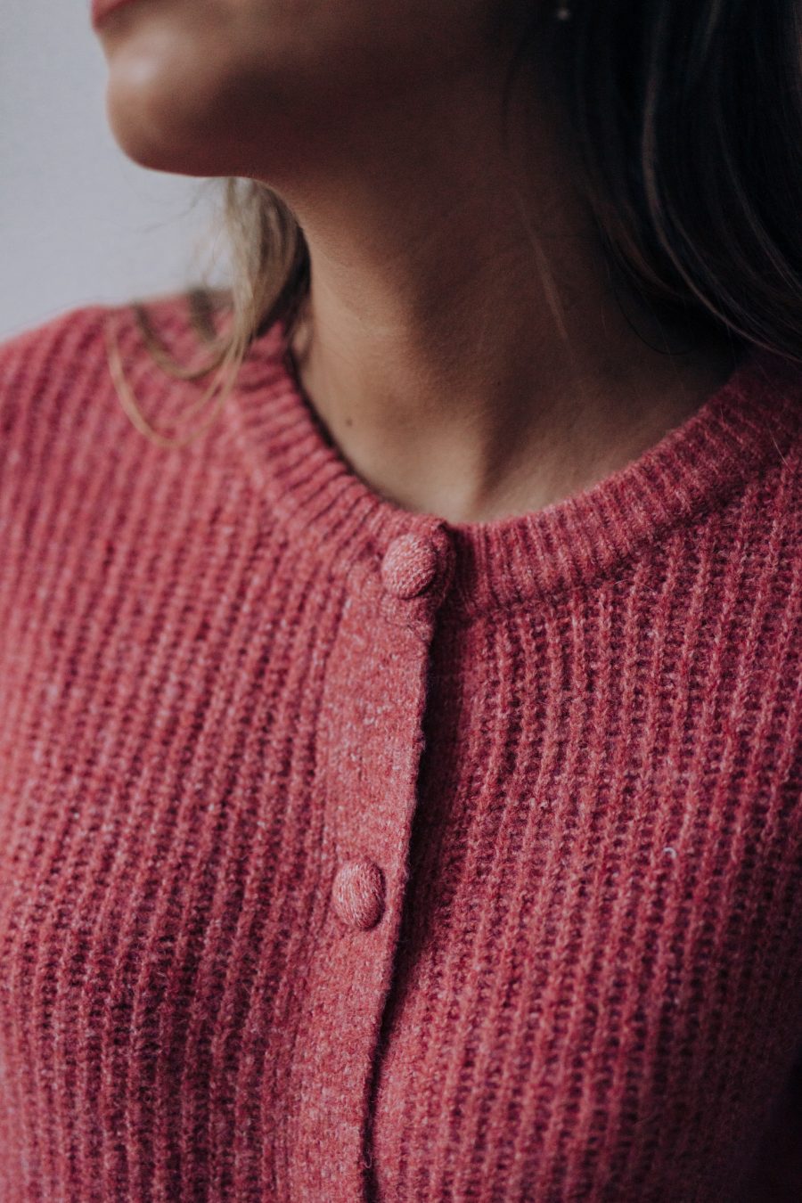 Gilet femme Virginio rose foncé en maille épaisse, boutonné coupe ample et poches plaquées