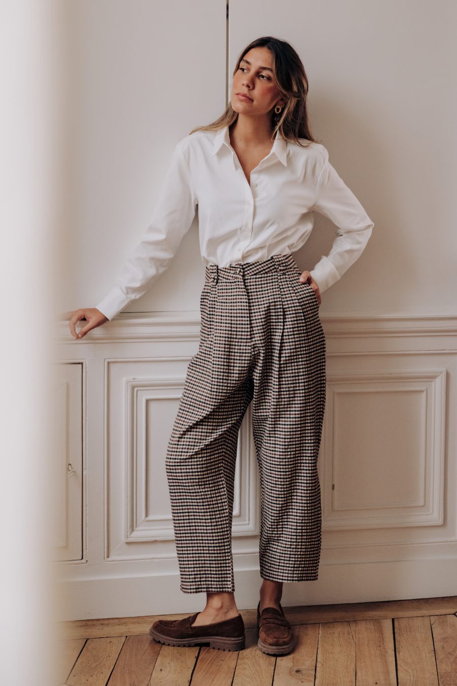 Pantalon Sully Sahoma à petits carreaux porté avec la chemise Saana blanche et les mocassins Auguste en suédine marron