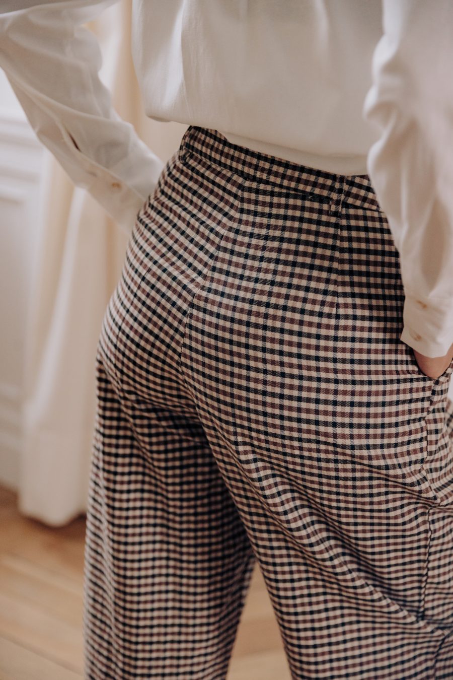 Pantalon Sully Sahoma à petits carreaux porté avec la chemise Saana blanche