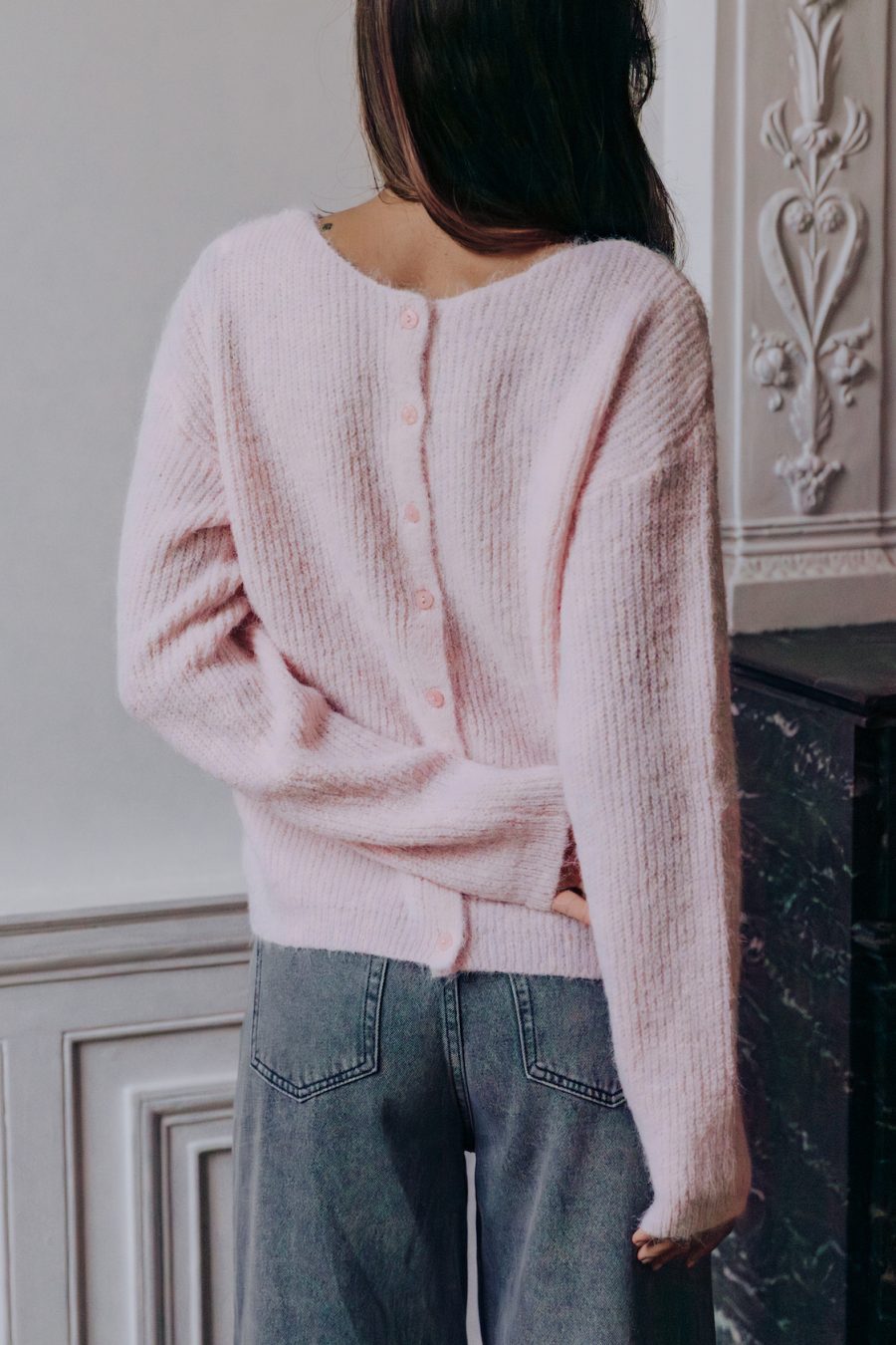 Gilet Lev rose Sahoma en maille douce, boutonné dans le dos