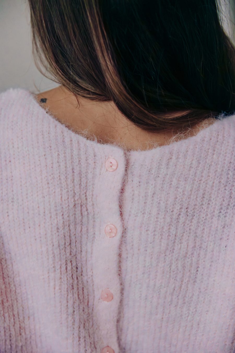 Gilet Lev rose Sahoma en maille douce, boutonné dans le dos