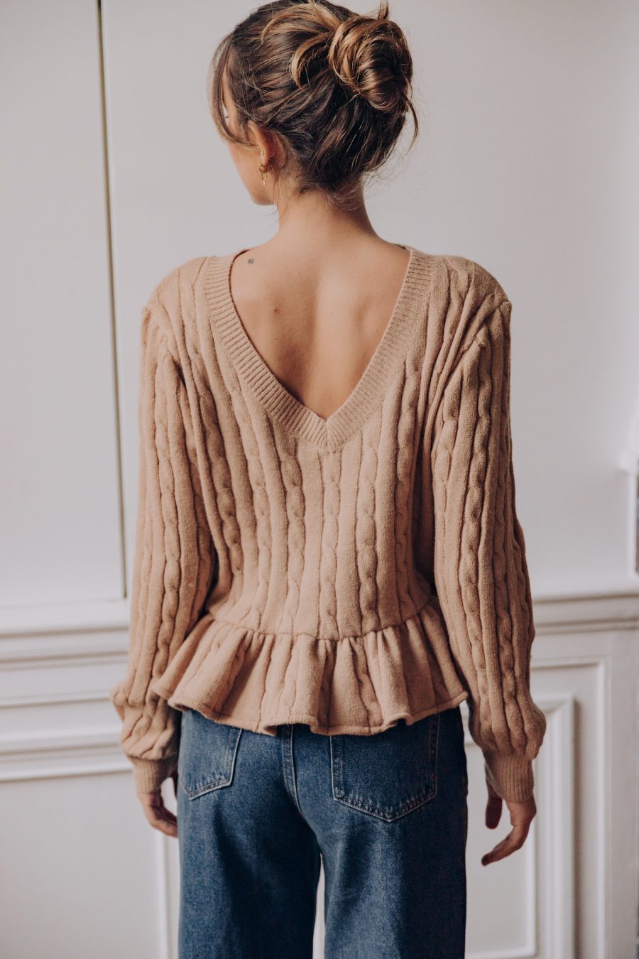 Vu du décolleté en V au dos du pull femme Monot Sahoma camel en maille torsadée à basque