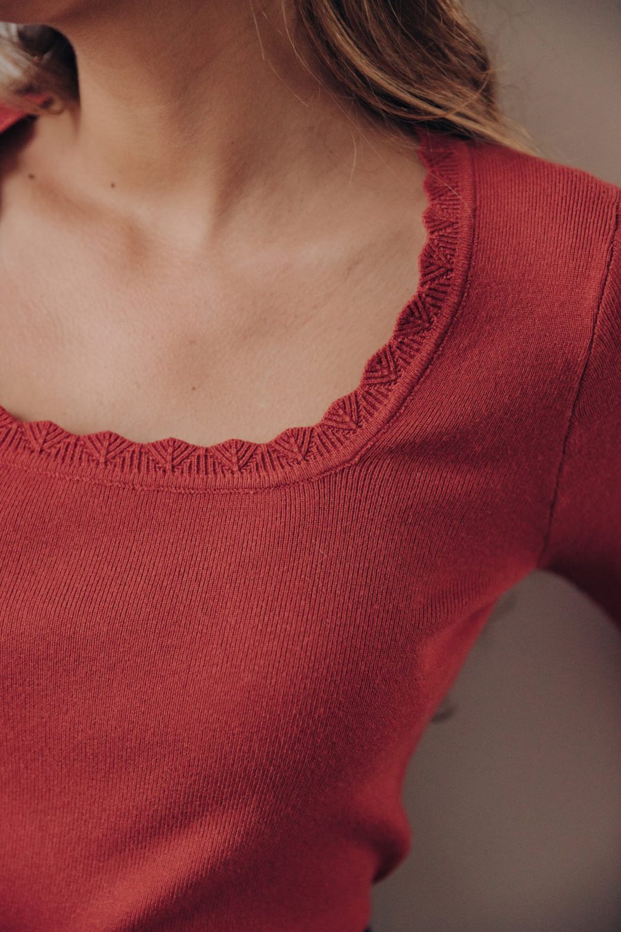 Top Tommi Sahoma rouge terracotta en maille côtelée col carré festonné